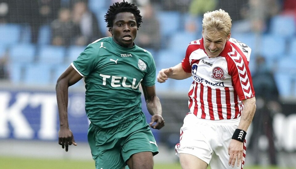 AaB - Viborg FF (3-2). AaBs Martin Pedersen mod Viborgs Christian Muomaife ved en fodboldkamp i 2007. (Arkivfoto)