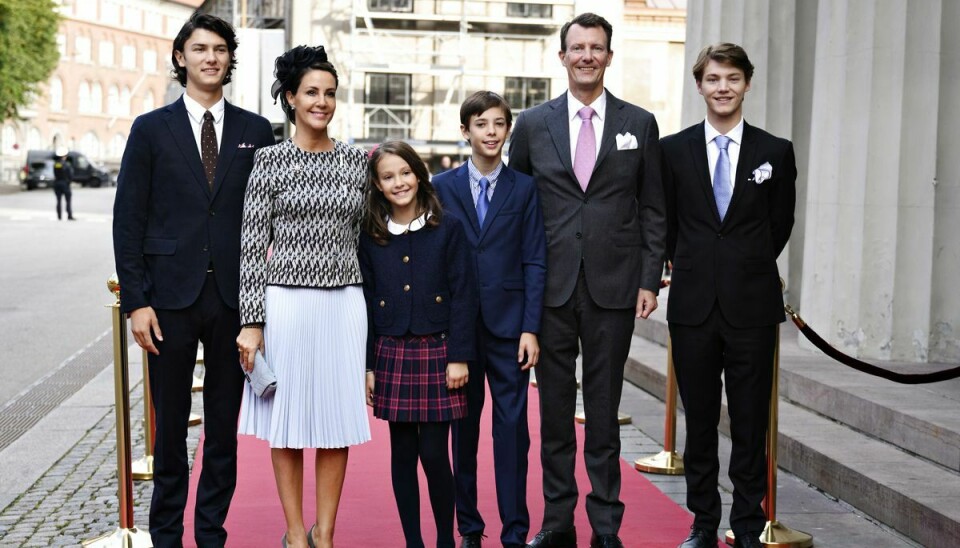 Prins Joachim og prinsesse Marie ses her flankeret af prins Nikolai (tv) og prins Felix som Joachim har sammen med grevinde Alexandra, samt parrets to fælles børn, prins Henrik og prinsesse Athena, imellem sig.