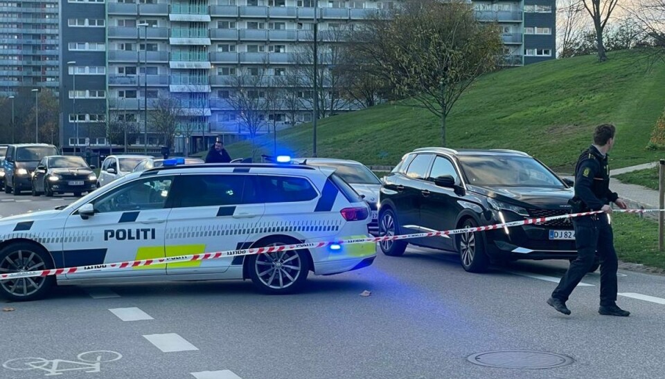 Politiet er talstærkt til stede i Brøndby efter melding om en skudepisode.