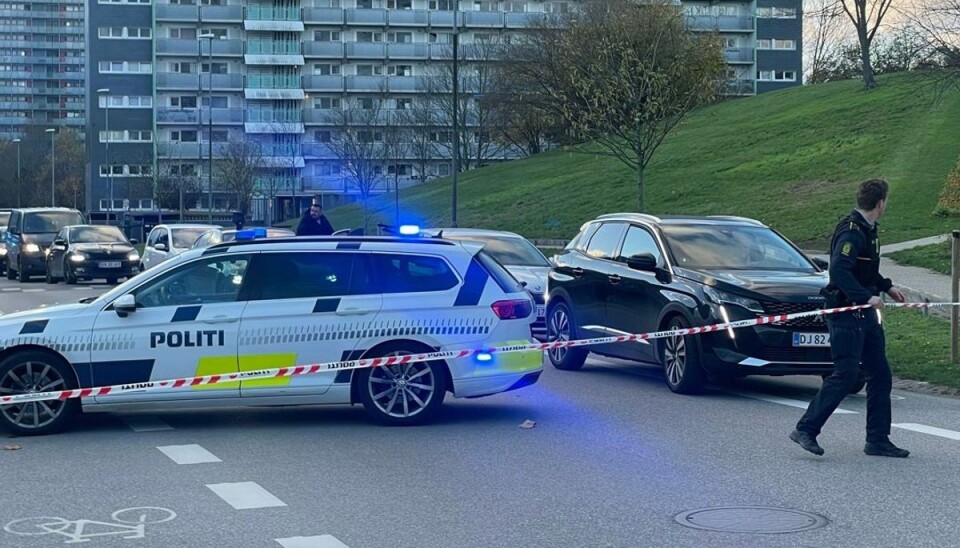 Politiet er talstærkt til stede i Brøndby efter melding om en skudepisode. Politiet er talstærkt til stede i Brøndby efter melding om en skudepisode.