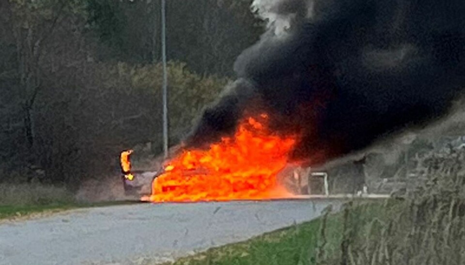 En bil blev sat i brand i området kort efter skyderiet.