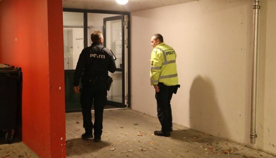 Betjente fra Fyns Politi arbejdede i flere timer i ejendommen på Wandallsvej i Svendborg. Betjente fra Fyns Politi arbejdede i flere timer i ejendommen på Wandallsvej i Svendborg.