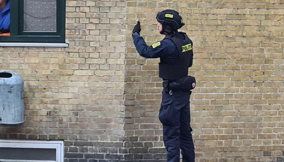 Tungt bevæbnede betjente søger p.t. i området. Tungt bevæbnede betjente søger p.t. i området.
