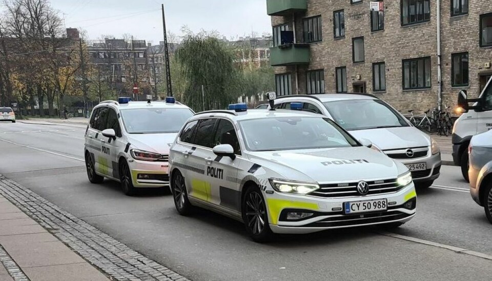 Politiet har modtaget en anmeldelse om, at der er set en person med pistol. Politiet har modtaget en anmeldelse om, at der er set en person med pistol.