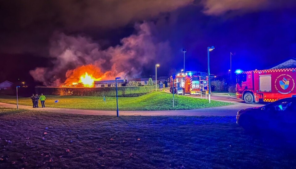 Ilden fik fat i nabohuset og taget styrtede sammen. Ilden fik fat i nabohuset og taget styrtede sammen.