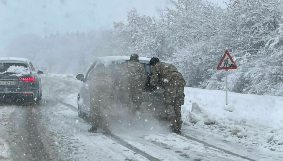 Der var nogle mindre trafikuheld på grund af sneen på Bornholm lørdag, og bilister på sommerdæk måtte også have en hjælpende hånd.