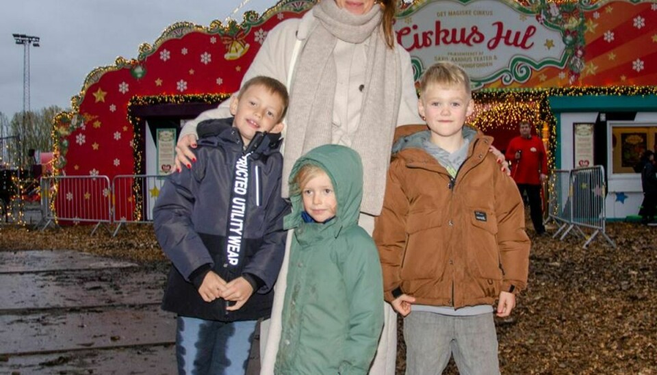 – Jeg forsøger at have mindre travlt i hverdagen, siger Lisbeth Østergaard med sønnerne Carlo, fire, Viggo, otte og deres ven Liam til premieren på Cirkus Jul i Ballerup.