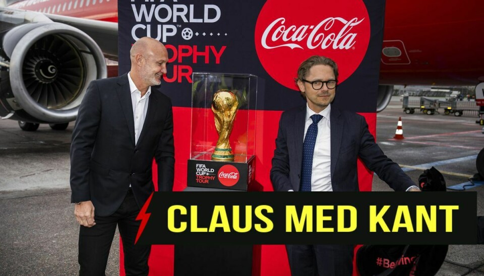 Frank Leboeuf og Direktør for Coca-Cola Danmark, Klaus Borello. VM-trofæet landede i Kastrup Lufthavn onsdag den 28. september 2022 og blev modtaget af den franske fodboldlegende Frank Leboeuf samt repræsentanter for Coca Cola.