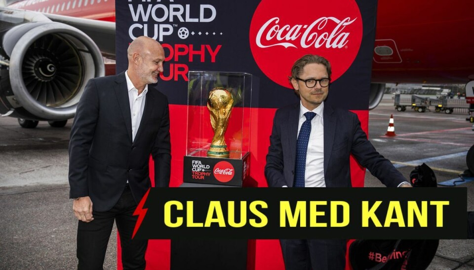 Boykot VM i Qatar Frank Leboeuf og Direktør for Coca-Cola Danmark, Klaus Borello. VM-trofæet landede i Kastrup Lufthavn onsdag den 28. september 2022 og blev modtaget af den franske fodboldlegende Frank Leboeuf samt repræsentanter for Coca Cola.