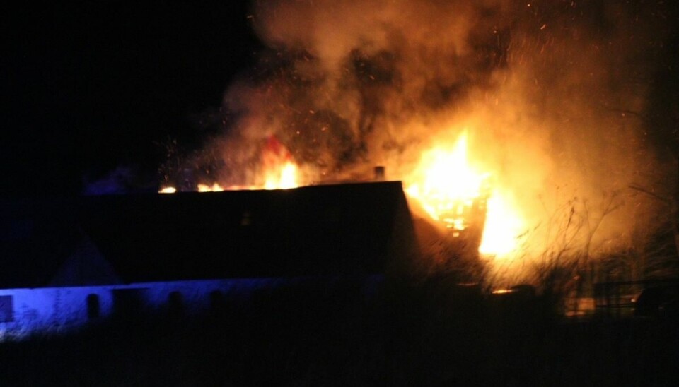 En person har mistet livet i en gårdbrand. En person har mistet livet i en gårdbrand.