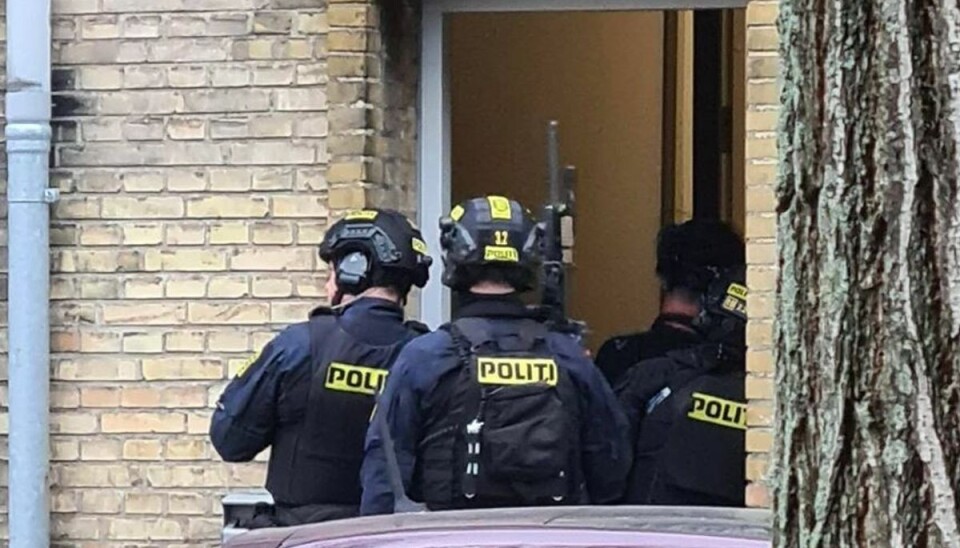 Politiet havde det tunge skyts med, men hvis der havde været en pistol-mand var han væk, da betjentene nåede frem. Politiet havde det tunge skyts med, men hvis der havde været en pistol-mand var han væk, da betjentene nåede frem.