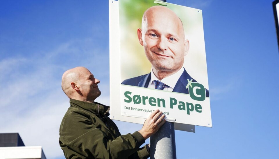 K-formand Søren Pape Poulsen hænger valgplakater op lørdag. De seneste måneder er der blevet ved med at dukke sager op, som har skabt problemer for formanden. K-formand Søren Pape Poulsen hænger valgplakater op lørdag. De seneste måneder er der blevet ved med at dukke sager op, som har skabt problemer for formanden.