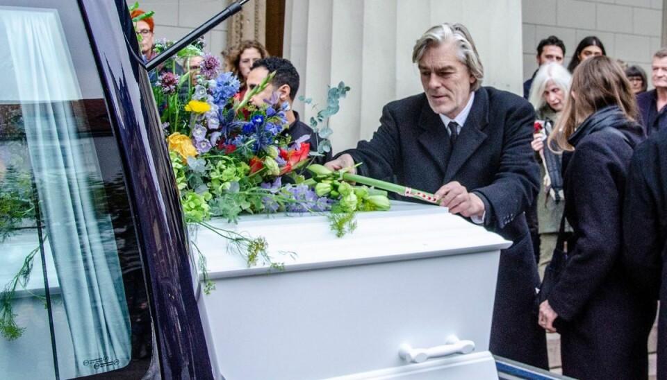 Peter A.G var tydeligt berørt, da han sagde et sidste farvel til kisten, hvor hans søster lå i. Peter A.G var tydeligt berørt, da han sagde et sidste farvel til kisten, hvor hans søster lå i.