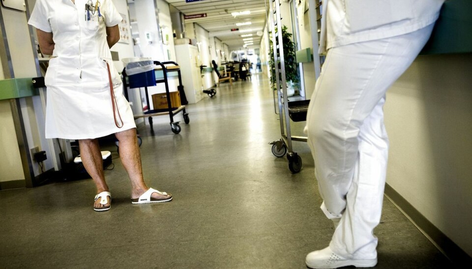 En kagemand blev serveret uden ben for at anerkende medarbejdernes arbejde med benamputationer. En kagemand blev serveret uden ben for at anerkende medarbejdernes arbejde med benamputationer.