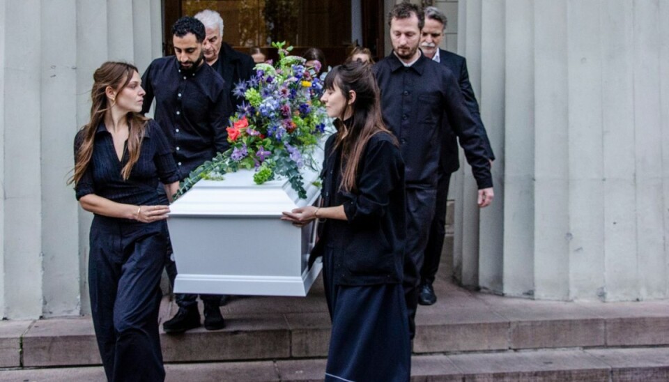 Kisten med Elisabeth Gjerluff Nielsen bliver her båret ud af kirken. Kisten med Elisabeth Gjerluff Nielsen bliver her båret ud af kirken.