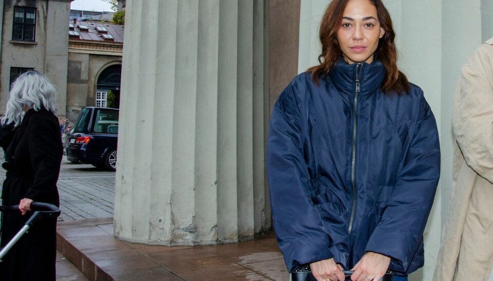 Også Sus Wilkins dukkede op til begravelsen. Også Sus Wilkins dukkede op til begravelsen.