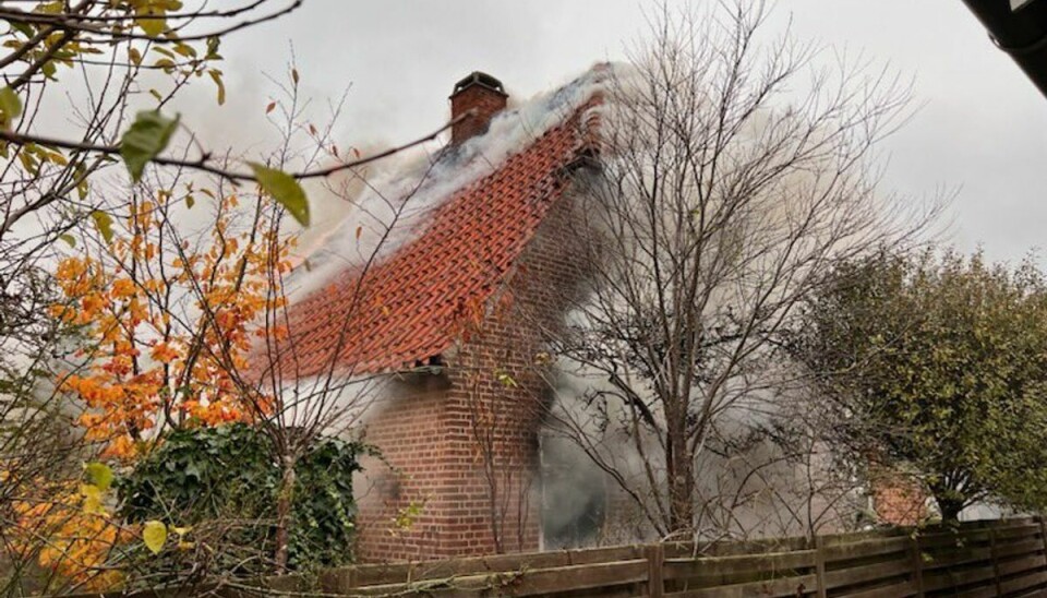Røgen står ud af villaen Røgen står ud af villaen