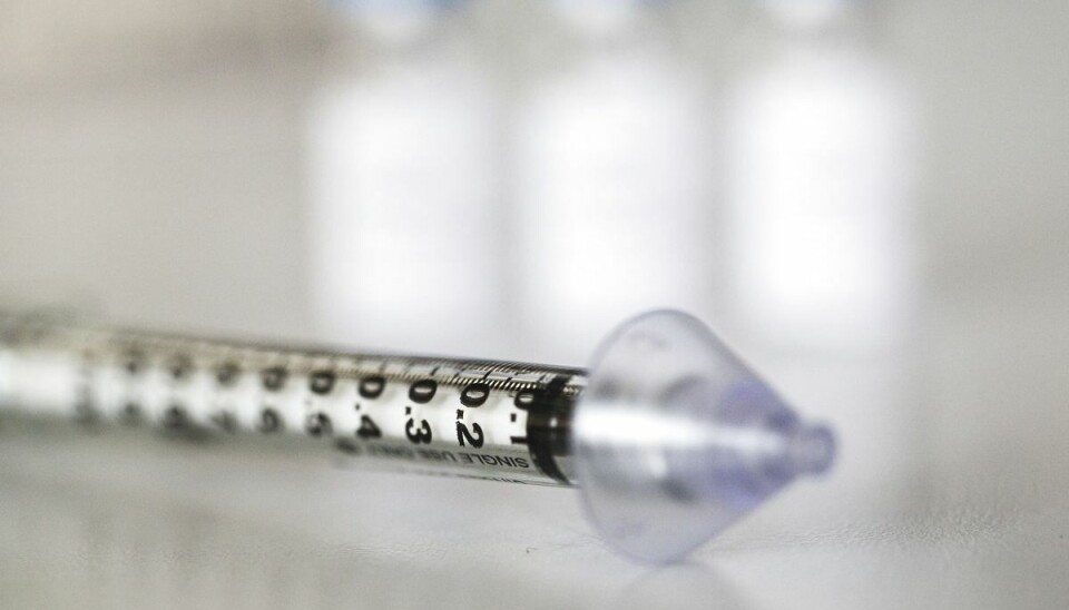 Det er sådan et aggregat, de små børn får op i næsen ved vaccinationen. Det er sådan et aggregat, de små børn får op i næsen ved vaccinationen.