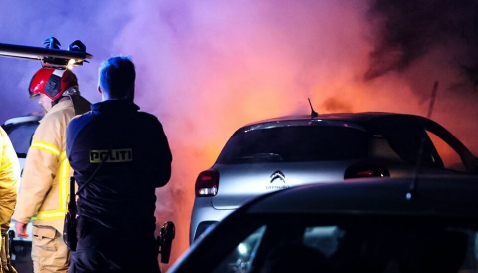 Flere udrykningskøretøjer og politipatruljer rykkede ud til bilbranden. Flere udrykningskøretøjer og politipatruljer rykkede ud til bilbranden.