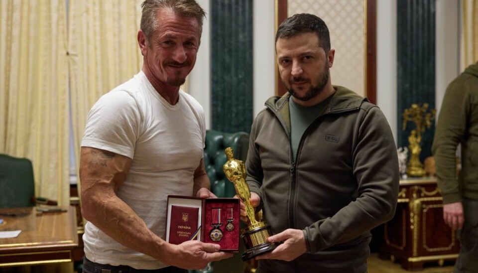 Sean Penn giver Ukraines præsident Oscar-statuetten som moralsk opbakning.