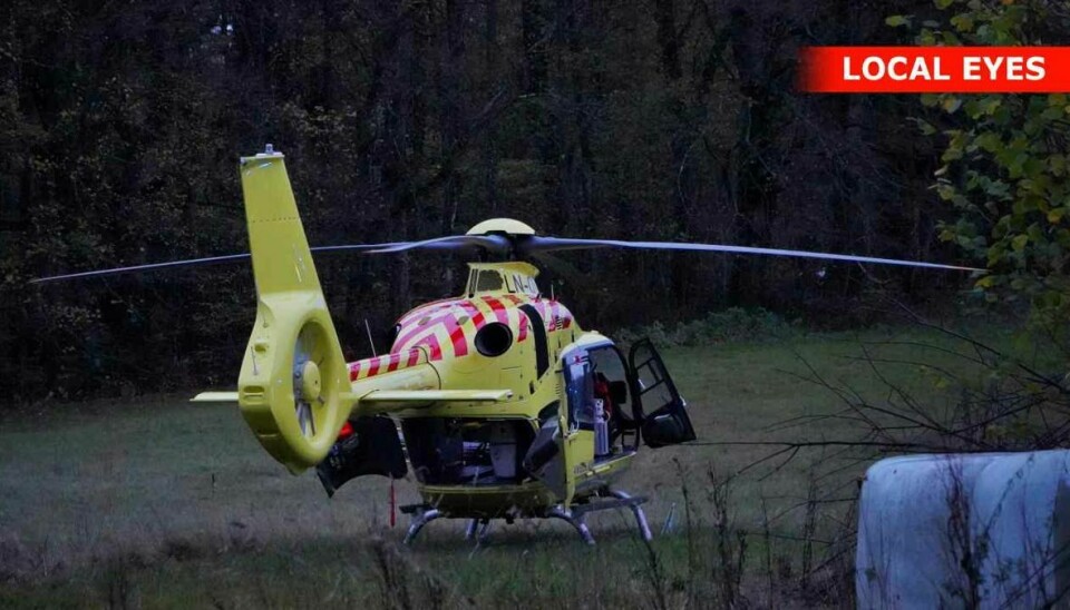 Den 62-årige mand blev fløjet med helikopter til hospitalet.