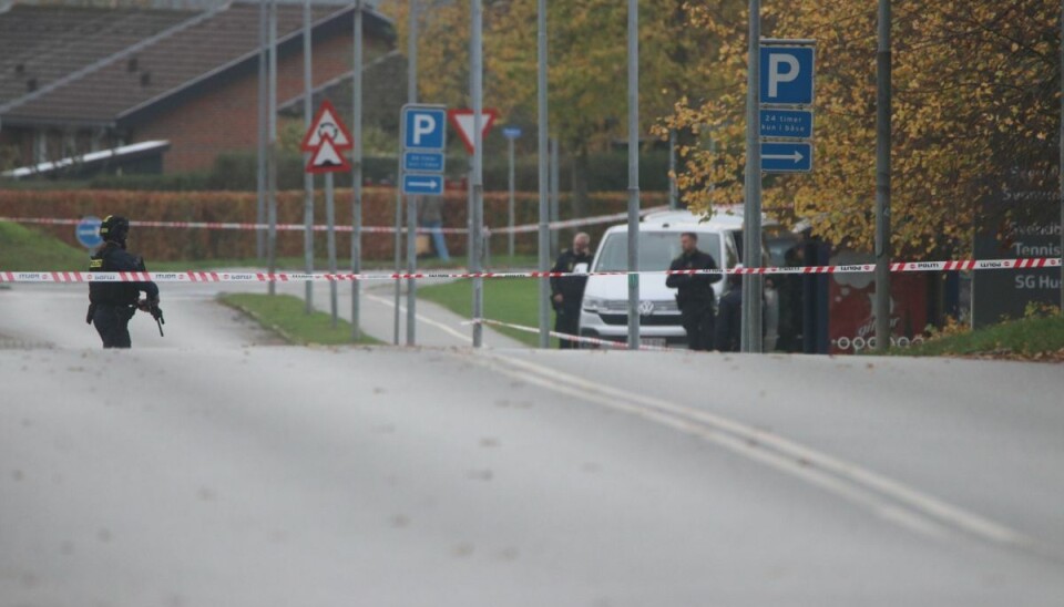 Politiet er massivt til stede i området. Politiet er massivt til stede i området.