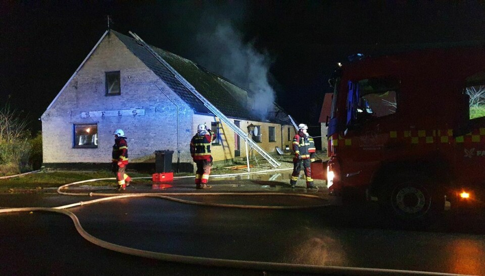 Branden raserede boligen, og af billederne fremgår det, at det særligt er taget, der har taget skade.