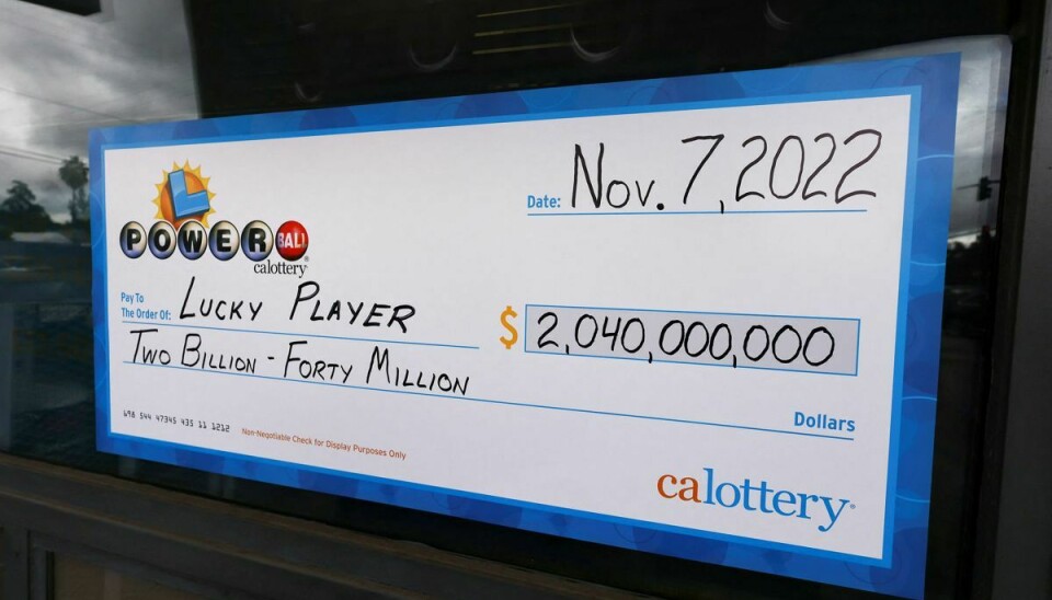 Lottokuponen blev solgt på tankstationen og autoværkstedet Joe's Service Center i Altadena, California. Her fremvises nu en check i vinduerne med det rekordhøje beløb.