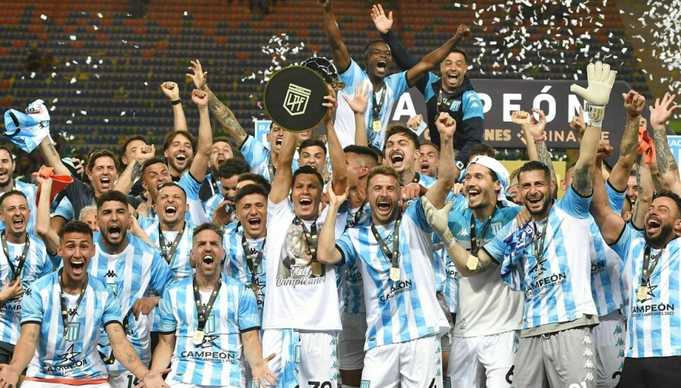 Racing Club-spillerne fejrer deres 2-1-sejr over Boca Juniors i Trofeo de Campeones-finalen på La Pedrera Stadion i San Luis.