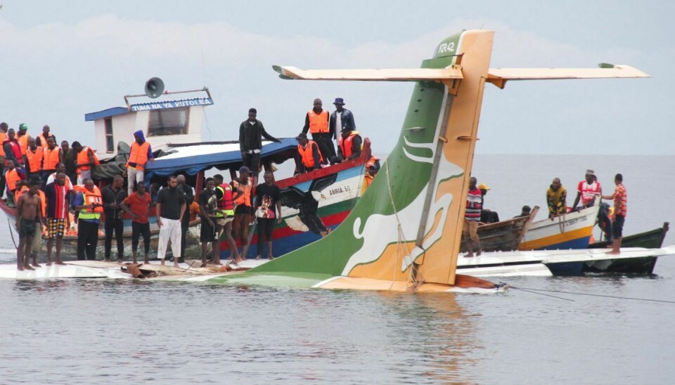 Tre omkom, da fly foretog mislykket nødlanding på søen Lake Victoria i Tanzania. 43 personer var om bord på flyet.