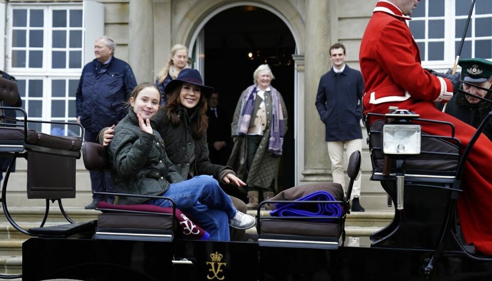 Kronprinsesse Mary overværede Hubertusjagten sammen med prinsesse Josephine. De ankom til Eremitageslottet i karet.