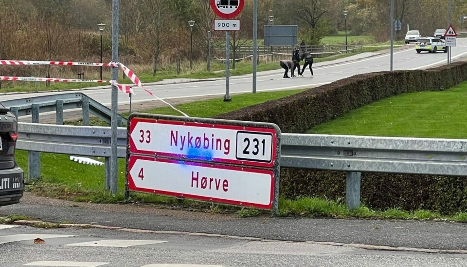 Et område er spærret af, mens hunde og betjente afsøger området. Et område er spærret af, mens hunde og betjente afsøger området.