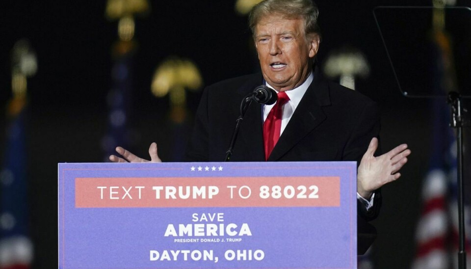 I en lufthavn i Daytona i den amerikanske delstat Ohio giver Trump en tale, hvor han siger, at han på tirsdag i næste uge kommer med en meget stor nyhed.
