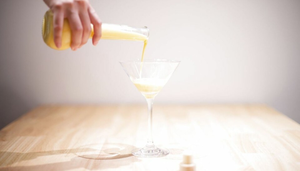 Du kan lave en såkaldt eggnog ved at blande æggesnaps med porter og portvin. Stort set al alkohol kan varmes op. Dog er det vigtigt, at det ikke kommer over kogepunktet, siger Sune Risum-Urth, der er bartender og udviklingschef hos Copenhagen Distillery (Arkivfoto). Du kan lave en såkaldt eggnog ved at blande æggesnaps med porter og portvin. Stort set al alkohol kan varmes op. Dog er det vigtigt, at det ikke kommer over kogepunktet, siger Sune Risum-Urth, der er bartender og udviklingschef hos Copenhagen Distillery (Arkivfoto).