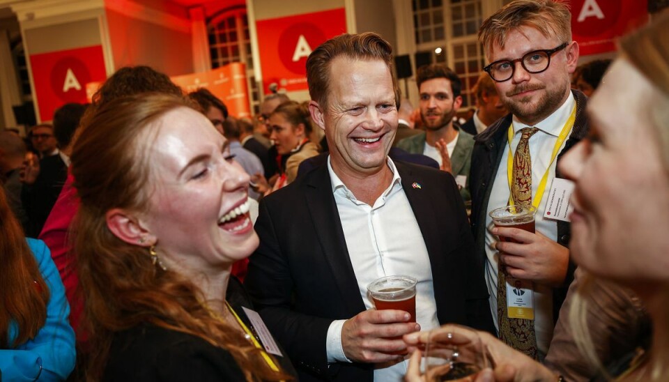 Det var i aftes. Jeppe Kofod med et smil og en fadøl i hånden. Nu viser det sig, at han ikke er blevet valgt ind i Folketinget.