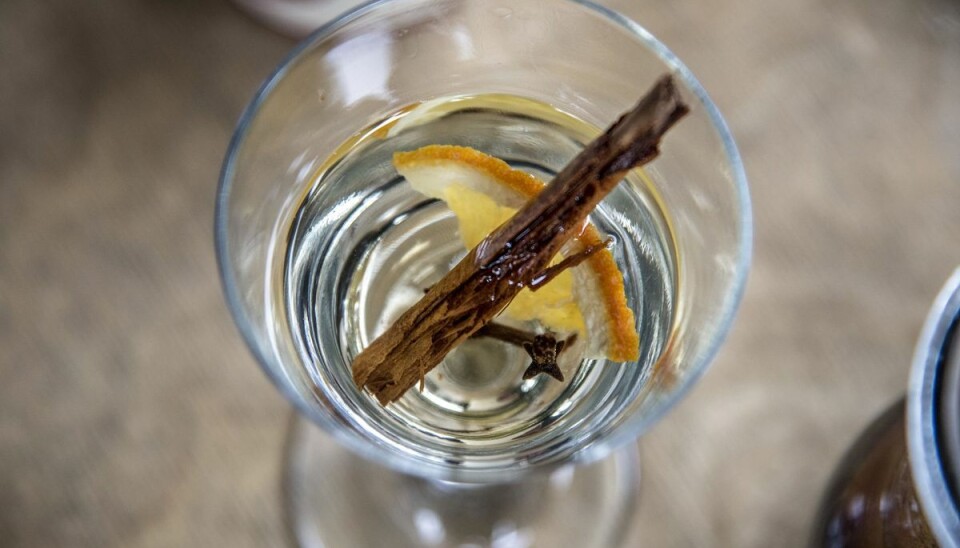 Krydderier er gode at putte i varme drikke. Pas dog på med mængden af nelliker, siger Sune Risum-Urth, der er udvikligschef hos Copenhagen Distillery. - En enkelt eller to giver et pift, men kommer der for mange i, smadrer det alt, siger han. (Arkivfoto). Krydderier er gode at putte i varme drikke. Pas dog på med mængden af nelliker, siger Sune Risum-Urth, der er udvikligschef hos Copenhagen Distillery. - En enkelt eller to giver et pift, men kommer der for mange i, smadrer det alt, siger han. (Arkivfoto).