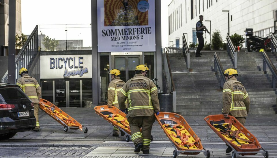 Redningspersonale foran indkøbscenteret Fields i Ørested, søndag den 3. juli 2022. Tre personer blev dræbt og tre personer er meldt hårdt såret efter skyderi i Fields.