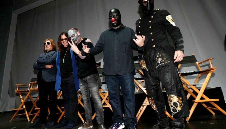 Ozzy Osbourne poserer med medlemmer fra Slipknot.