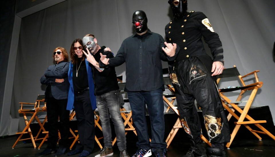 Ozzy Osbourne poserer med medlemmer fra Slipknot. Ozzy Osbourne poserer med medlemmer fra Slipknot.