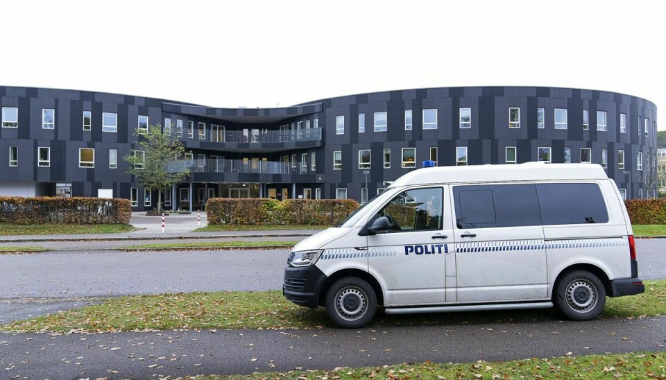 Politiet holder ude foran et plejecenter på Samsøvej i Holbæk, hvor en gravid kvinde torsdag aften blev stukket ihjel.