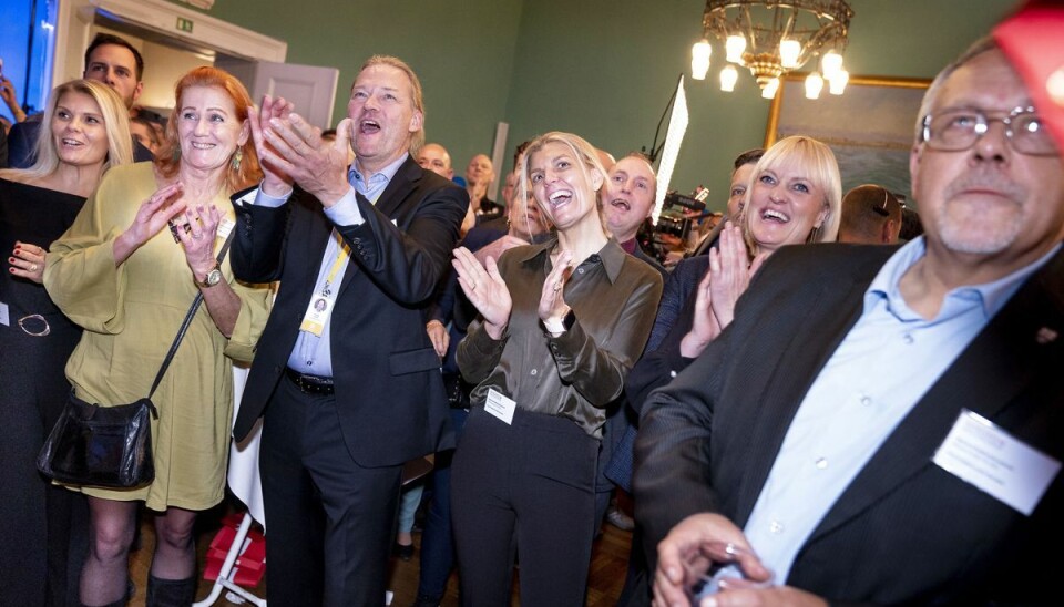 Jubel hos Danmarksdemokraterne efter de første resultater er tikket ind. Jubel hos Danmarksdemokraterne efter de første resultater er tikket ind.