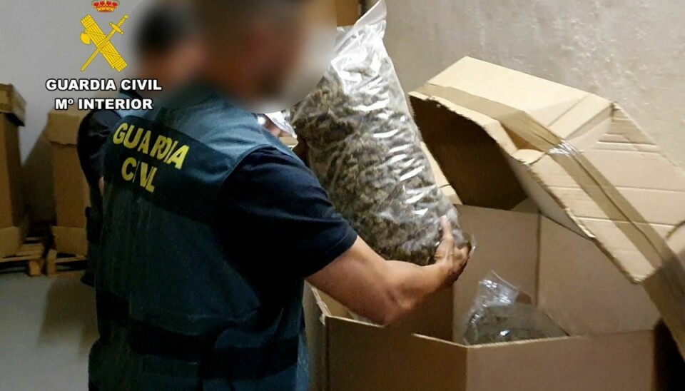 Spaniens politi har beslaglagt den største mængde marijuana, der nogensinde er fundet i Spanien og internationalt, skriver AFP. Det drejer sig om 32 ton med en salgsværdi på gaden til mindst 476 millioner kroner.