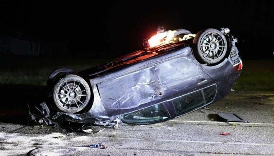Bilisten forulykkede, og bilen endte på taget. Bilisten forulykkede, og bilen endte på taget.