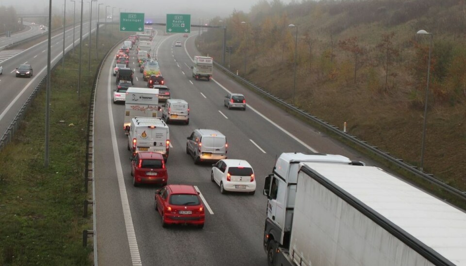 En bilbrand har medført kø på motorvejen. En bilbrand har medført kø på motorvejen.