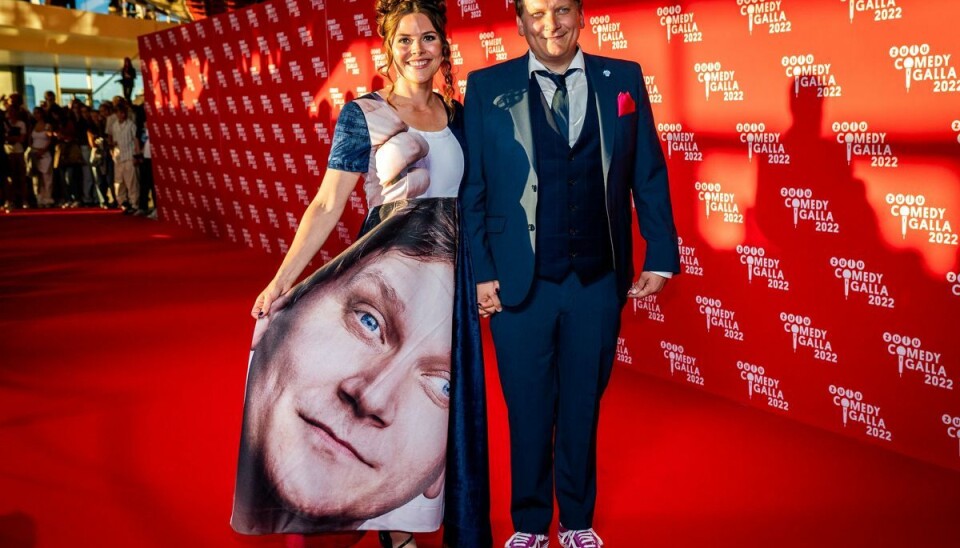 Komikeren Heino Hansen vandt i september prisen som Årets Komiker ved Zulu Comedy Galla. Han bliver den sidste til at modtage den, for TV 2 har besluttet at lukke showet. Heino Hansen ses her på den røde løber med hustruen Cecilia. (Arkivfoto). Komikeren Heino Hansen vandt i september prisen som Årets Komiker ved Zulu Comedy Galla. Han bliver den sidste til at modtage den, for TV 2 har besluttet at lukke showet. Heino Hansen ses her på den røde løber med hustruen Cecilia. (Arkivfoto).