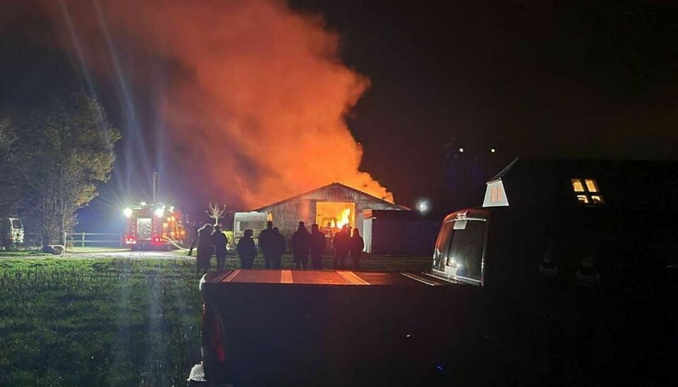 Politi og brandvæsen rykkede ud til den voldsomme ladebrand klokken 19.26.