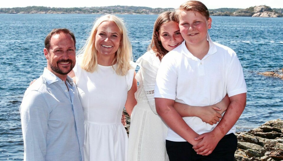 Den norske kronprinsfamilie ses her under deres sommerferie på Dvergsøya i 2019.
