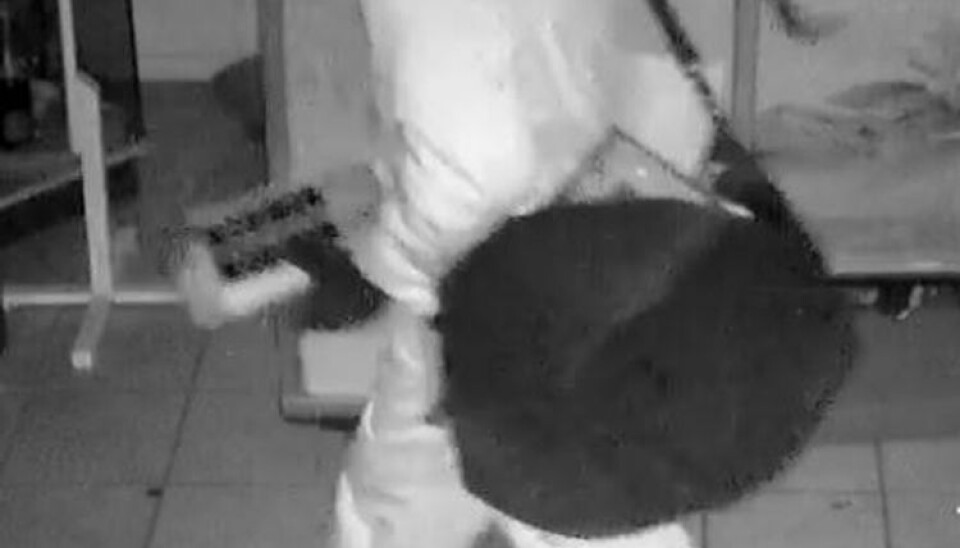 Politiet efterlyser manden her for rambuktyveri. Politiet efterlyser manden her for rambuktyveri.