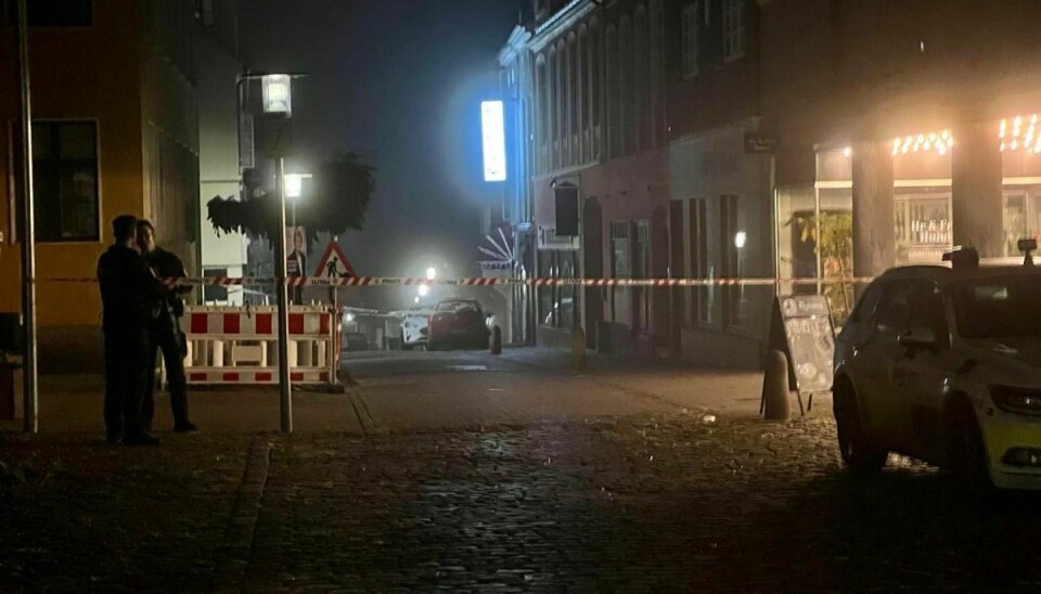 Syd- og Sønderjyllands Politi spærrede søndag aften af flere steder i Sønderborg.
