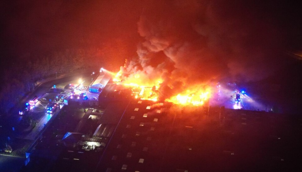 Flammerne stod op gennem taget i Bilka i Vejle i nat. Flammerne stod op gennem taget i Bilka i Vejle i nat.
